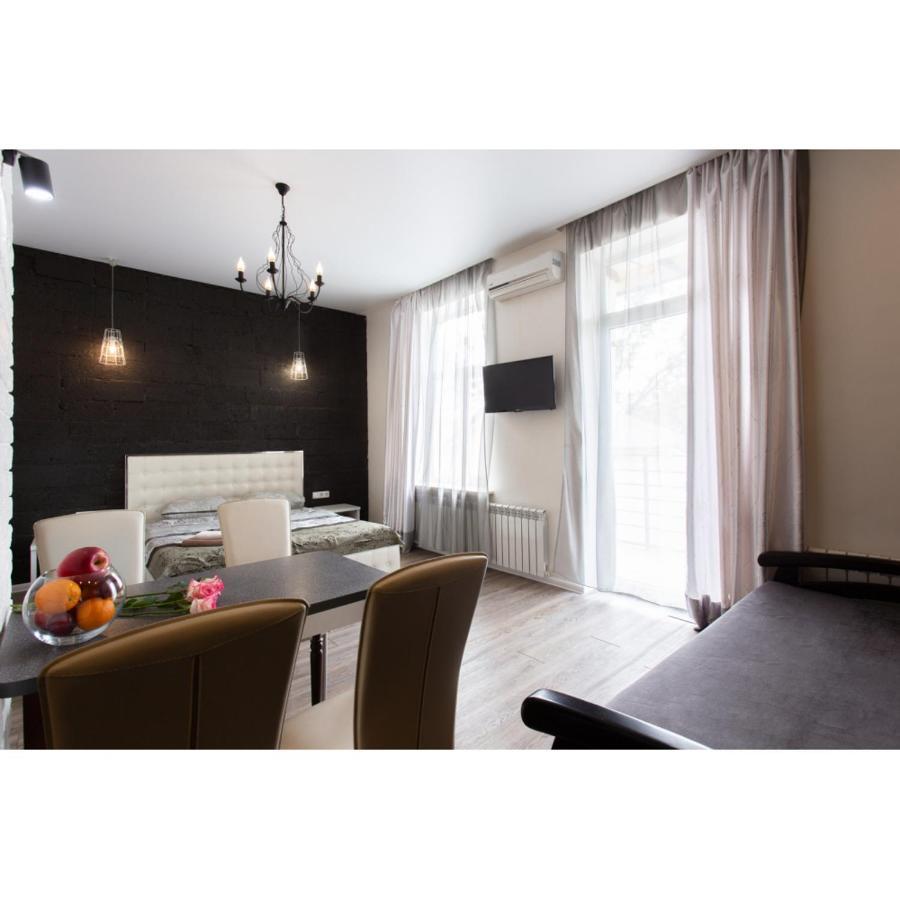 Studio Apartments In The City Center Charkiv Esterno foto