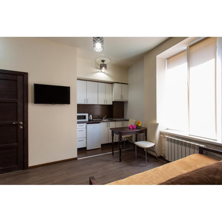 Studio Apartments In The City Center Charkiv Esterno foto
